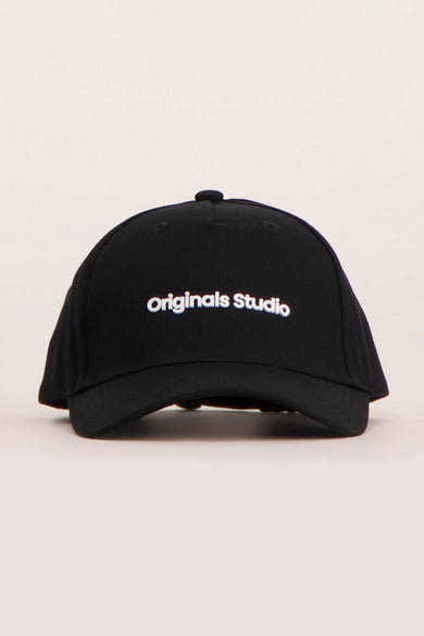 Zwarte pet van ACCESSORIES BY JACK & JONES, met een geborduurde tekst op de voorkant.