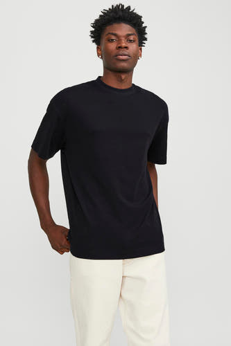 Zwart T-shirt met korte mouwen van CORE BY JACK & JONES, gedragen met crèmekleurige broek.
