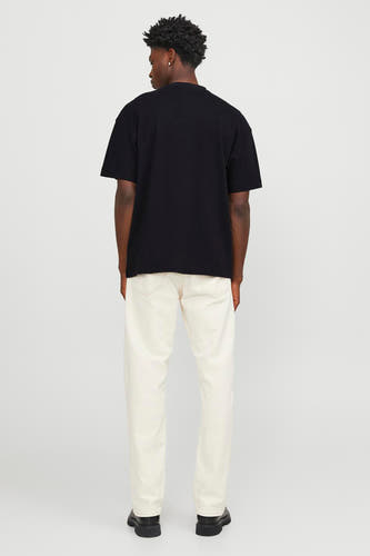Zwart T-shirt met korte mouwen van CORE BY JACK & JONES, gezien van achteren, gecombineerd met een ecru broek en zwarte schoenen.