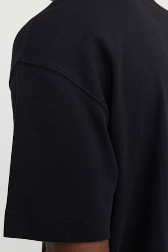 Zwart T-shirt met korte mouwen van CORE BY JACK & JONES, cropped afbeelding met focus op schouderdetail.