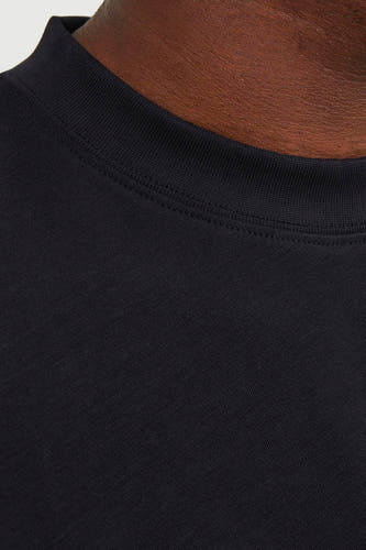 Zwart T-shirt met korte mouwen van CORE BY JACK & JONES, close-up van de halslijn.