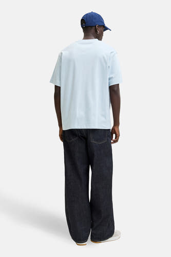 Blauw T-shirt met korte mouwen van CORE BY JACK & JONES, gezien van achteren, met donkere broek en blauwe pet.