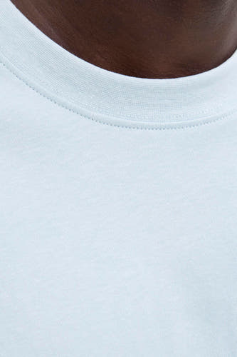 Blauw T-shirt met korte mouwen van CORE BY JACK & JONES, close-up van de halslijn met een effen textuur.