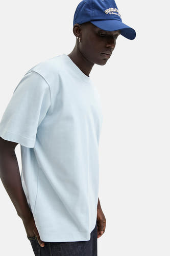 Blauw T-shirt met korte mouwen van CORE BY JACK & JONES, gedragen met een blauwe pet en spijkerbroek.