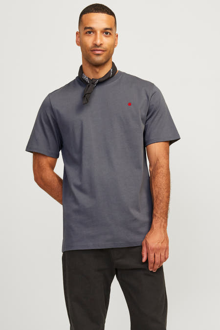 Grijs T-shirt met korte mouwen van Royal Denim Division, met een kleine rode logo, gedragen met een zwarte bandana.
