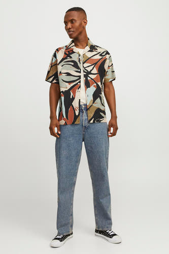 Zwart overhemd met korte mouwen van ORIGINALS BY JACK & JONES, met abstract patroon, gedragen over een wit shirt en jeans.