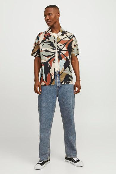 Zwart overhemd met korte mouwen van ORIGINALS BY JACK & JONES, met abstract patroon, gedragen over een wit shirt en jeans.