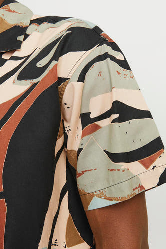 Chemise noire à manches courtes d'ORIGINALS BY JACK & JONES, avec un motif camouflage abstrait dans des tons de terre.