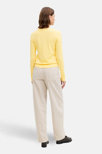 Pull jaune à col rond de JJXX, vu de dos, combiné avec un pantalon beige et des chaussures marron.