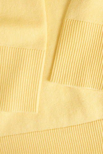 Pull jaune à col rond de JJXX, avec des détails côtelés et une texture douce.