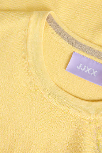 Pull jaune à col rond de JJXX, avec une subtile structure côtelée et une étiquette de marque violette.