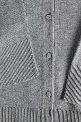 Cardigan gris de JJXX, à manches longues et fermeture à boutons, gros plan.