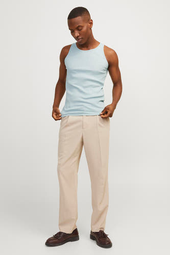 Lichtblauwe singlet van ORIGINALS BY JACK & JONES, gedragen met beige pantalon en bruine loafers.
