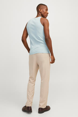Lichtblauwe singlet van ORIGINALS BY JACK & JONES, met geribbelde textuur, gecombineerd met beige broek en bruine schoenen.