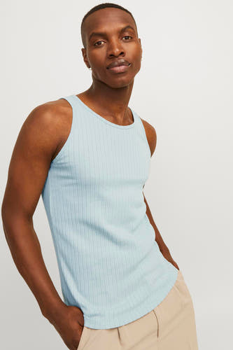 Lichtblauwe singlet van ORIGINALS BY JACK & JONES, met een geribbelde textuur en gedragen met een beige broek.