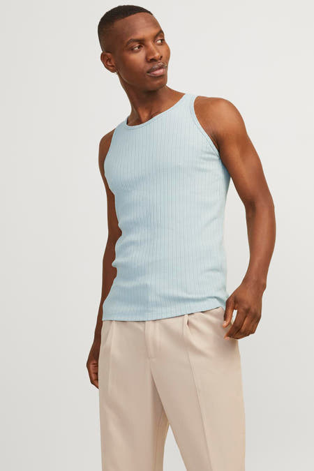 T-shirt bleu clair d'ORIGINALS BY JACK & JONES, porté avec un pantalon beige.