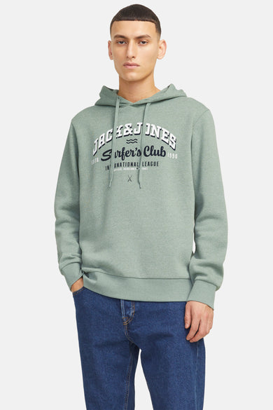 Pull à capuche vert de ORIGINALS by JACK & JONES, avec imprimé blanc sur le devant, combiné avec un jean bleu.