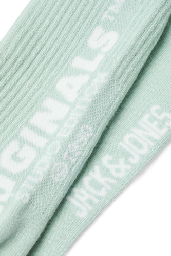 Groene sokken van ACCESSORIES BY JACK & JONES, met wit logo en geribbelde textuur.