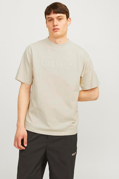Ecru T-shirt met korte mouwen van CORE by JACK & JONES, met een subtiele tekstprint op de borst.