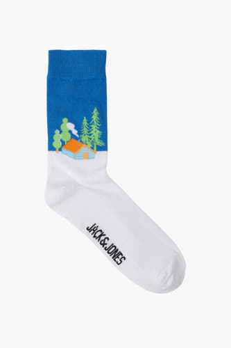 Witte sokken van ACCESSORIES BY JACK & JONES met een blauw gedeelte met een hutje en bomen erop.
