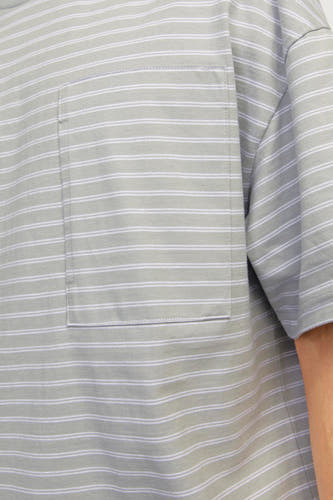 T-shirt gris à manches courtes de CORE BY JACK & JONES, avec un motif rayé et une poche po.