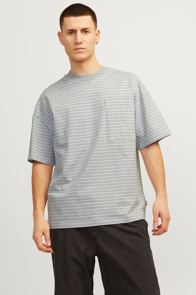 T-shirt gris à manches courtes de CORE BY JACK & JONES, avec un motif rayé subtil et une poche poitrine.