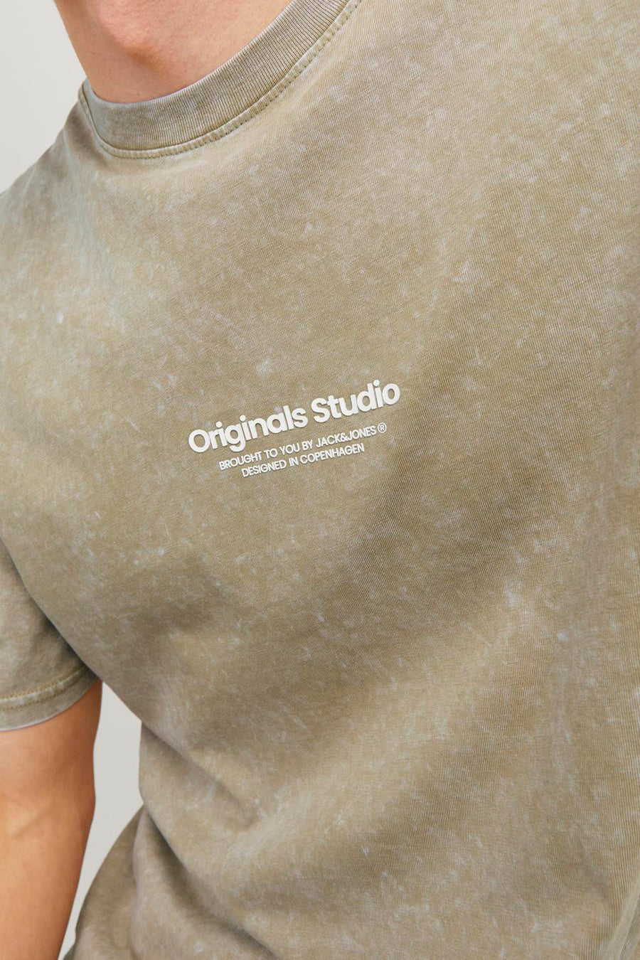Beige T-shirt met logo.
