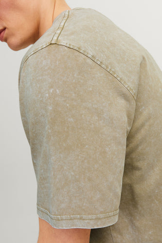 Olijfkleurig T-shirt, korte mouw, vintage look.
