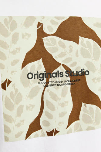T-shirt blanc à manches courtes d'ORIGINALS BY JACK & JONES, avec une impression de feuilles brunes et beige.
