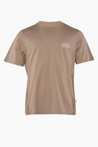 Beige T-shirt met korte mouwen en witte tekst.