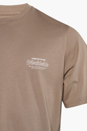 Bruin T-shirt met witte tekst.