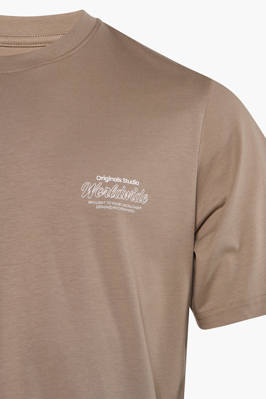 Bruin T-shirt met witte tekst.