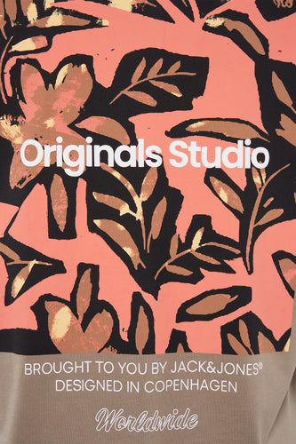 Close-up van kleding met bloemmotief, de tekst "Originals Studio", "Brought to you by Jack & Jones, Designed in Copenhagen, Worldwide".