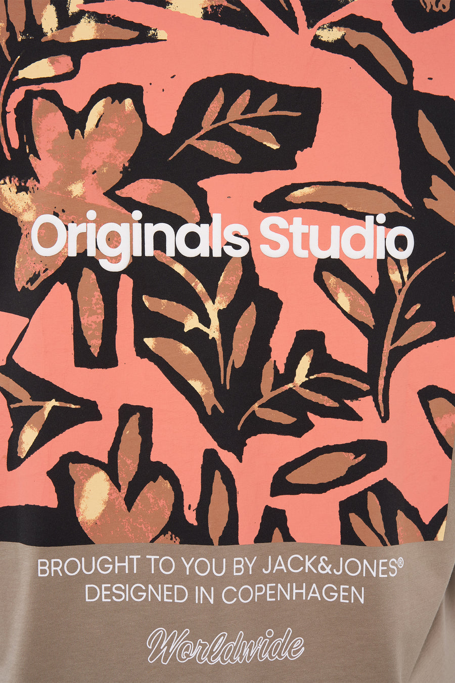 Close-up van kleding met bloemmotief, de tekst "Originals Studio", "Brought to you by Jack & Jones, Designed in Copenhagen, Worldwide".