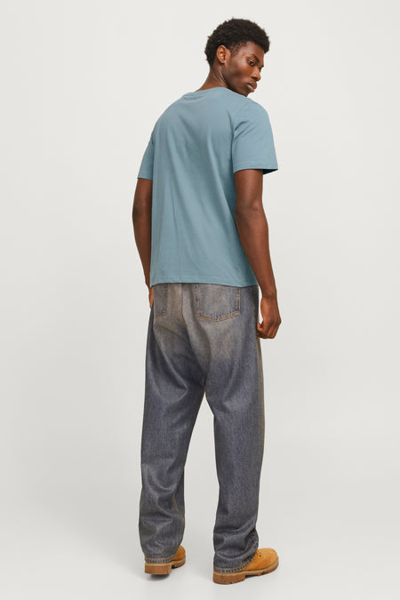 Blauw T-shirt met korte mouwen van CORE BY JACK & JONES, gezien van achteren, gecombineerd met wijde jeans en bruine boots.
