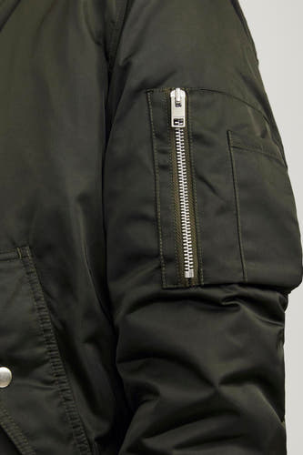 Groene korte jas van CORE BY JACK & JONES, met een zilverkleurige ritssluiting op de mouwzak.