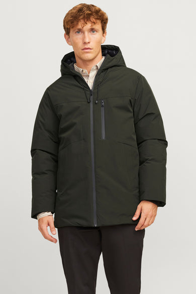 Groene regenjas van CORE BY JACK & JONES, met capuchon en zwarte rits, gedragen over een gestreept overhemd.
