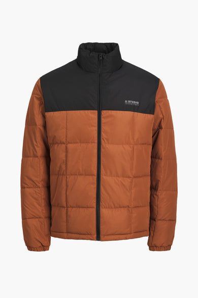 Bruine gewatteerde jas van CORE BY JACK & JONES met een zwarte schouderpas en ritssluiting.