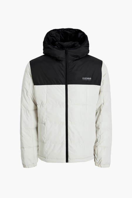 Ecru korte jas van CORE BY JACK & JONES, met zwarte details aan de bovenkant en een capuchon.
