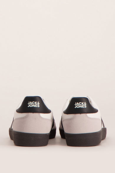 Sneakers blancs d'ACCESSORIES BY JACK & JONES, avec des rayures noires et une semelle noire, en vue de côté.