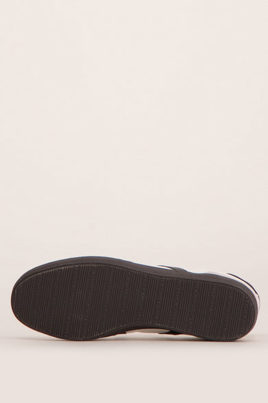 Sneakers blancs d'ACCESSORIES BY JACK & JONES, avec une semelle noire et un logo imprimé.