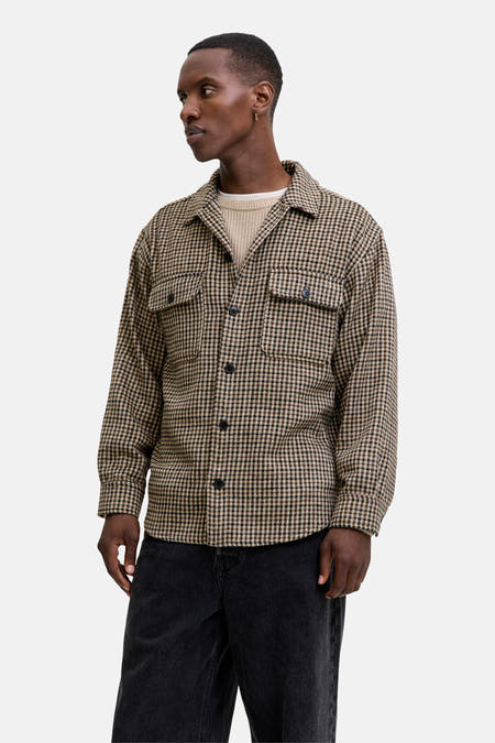 Bruin overhemd met lange mouwen van ORIGINALS BY JACK & JONES, met een geruit patroon, gedragen over een crèmekleurige trui.