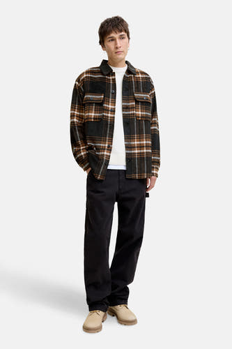 Chemise brune à longues manches d'ORIGINALS BY JACK & JONES, à carreaux, portée sur une chemise blanche et un pantalon noir.