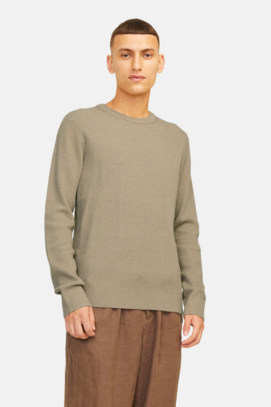 Beige trui met ronde hals van CORE BY JACK & JONES, met ribstructuur en bruine broek.
