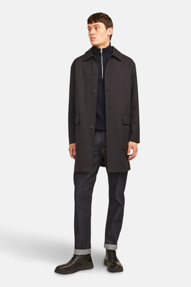 Zwarte trui met ronde hals van CORE BY JACK & JONES, gedragen onder een jas met rits.