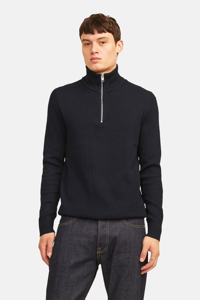 Zwarte trui met ronde hals van CORE BY JACK & JONES, met een zilverkleurige rits en geribbelde textuur, gecombineerd met donkere jeans.
