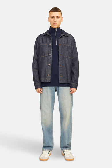 Grijze trui met ronde hals van CORE BY JACK & JONES, gedragen onder een denim jasje en lichte jeans.