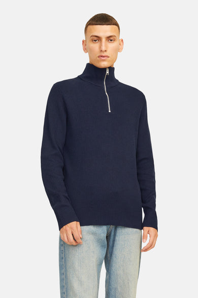 Donkerblauwe trui met opstaande kraag van CORE BY JACK & JONES, met een ribgebreide textuur en een zilverkleurige ritssluiting.
