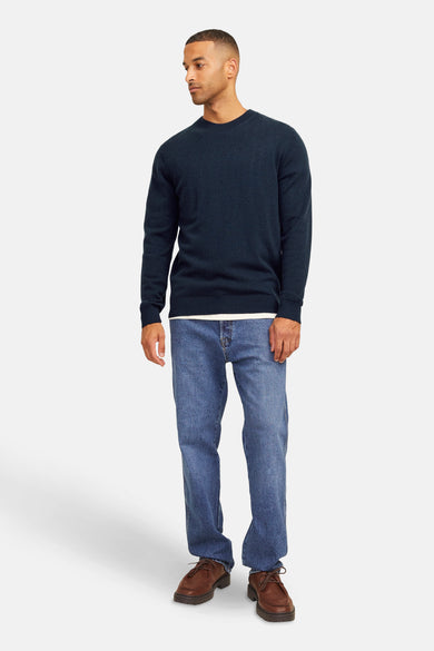 T-shirt bleu avec col rond de Royal Denim Division, porté avec des jeans et des chaussures marrons.