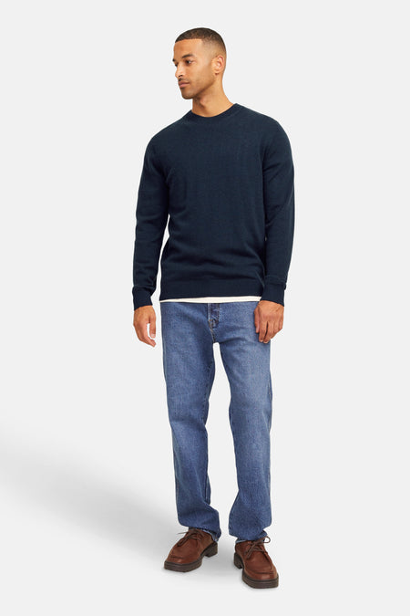 T-shirt bleu avec col rond de Royal Denim Division, porté avec des jeans et des chaussures marrons.